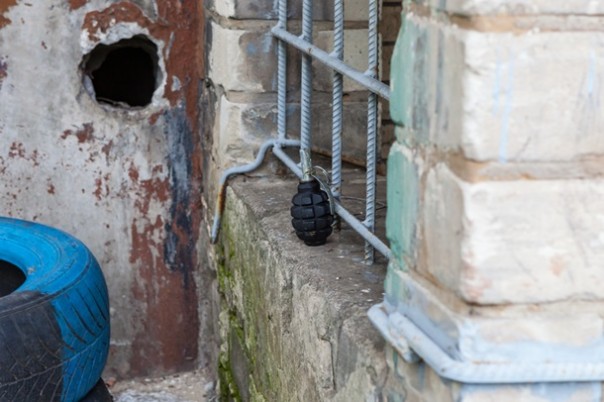 В Днепропетровске возле детской площадки нашли гранату | В Ровно мужчина угрожал полицейским гранатой