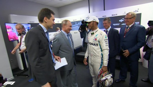 "У вас хорошо получается". Путин наградил Хэмилтона за победу в Гран-при России по "Формуле-1" и пообщался с ним после гонок