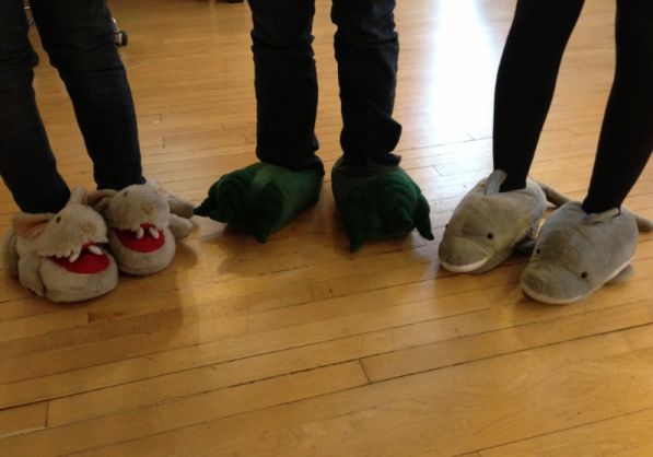 В Новосибирске приставы арестовали домашние тапочки уличной продавщицы