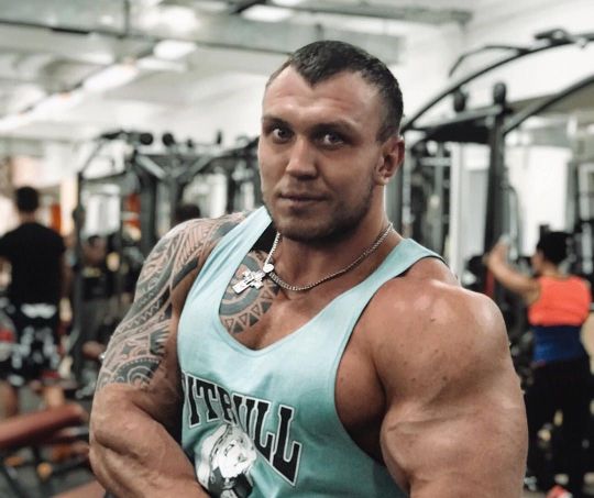 Угрожал взорвать самолёт. В Шереметьево сняли с рейса чемпиона по бодибилдингу