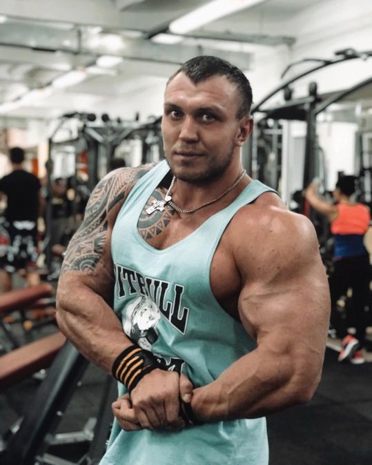 Угрожал взорвать самолёт. В Шереметьево сняли с рейса чемпиона по бодибилдингу