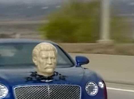 На дорогах Грузии был замечен автомобиль Bentley с головой Сталина на капоте.