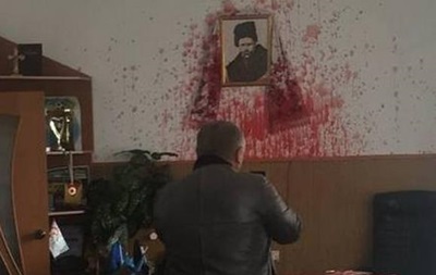 Под Винницей мэра города облили кровью