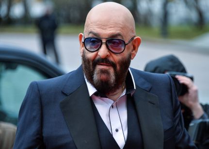 Король русского шансона Михаил Шуфутинский начал распродавать своё имущество в США, чтобы вернуться на родину.