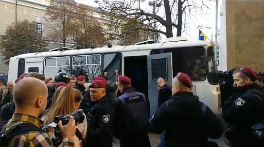 В Киеве возле Лавры массовые задержания