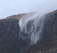 Шотландский водопад течёт вверх: видео