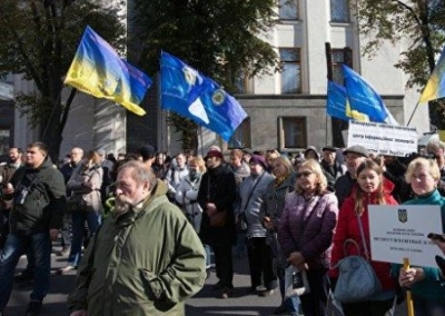 В Киеве проходит марш профсоюзов: люди требуют запретить продажу народного имущества