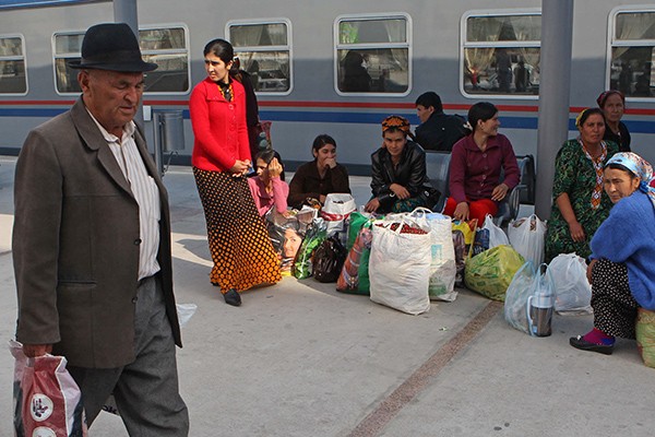 Нет хлеба и муки: из Туркмении начали выезжать жители