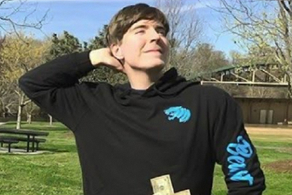 Видеоблогер купил воды и оставил 10 тысяч долларов чаевых