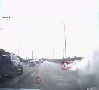 В Израиле с военного грузовика на шоссе высыпались гранаты, а в США с неба на шоссе рухнул самолет времен Второй мировой войны