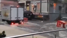 Холодильники плывут. Сильные дожди затопили Туапсе — видео