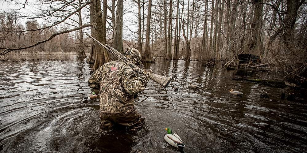 охотник на болоте. охотник на болоте. болото гумениха. охотник по болоту. охота на гуся весной на болоте.