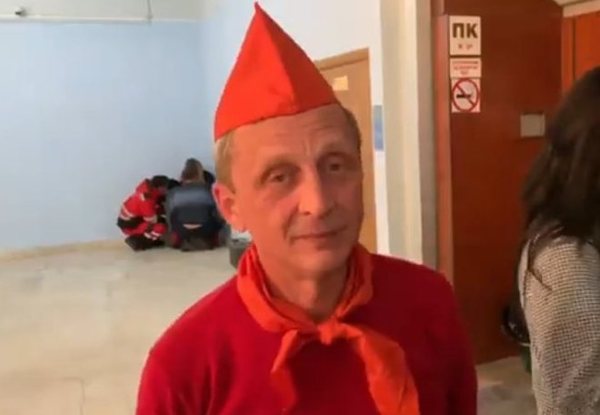 Украинский нардеп вызвал полицию на "Дискотеку 80-х" из-за пионерских галстуков