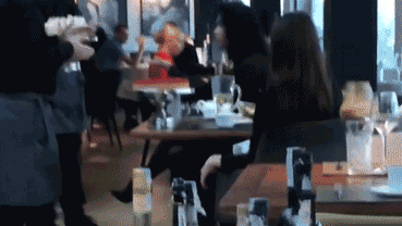 Официант киевского ресторана запустил посетительнице тортом в лицо