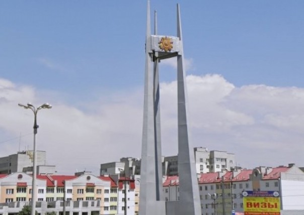 В Херсоне коммунальщики содрали с мемориального комплекса орден Победы. Его заменят тризубом | Во Львове приготовились к сносу "Мемориала Славы"