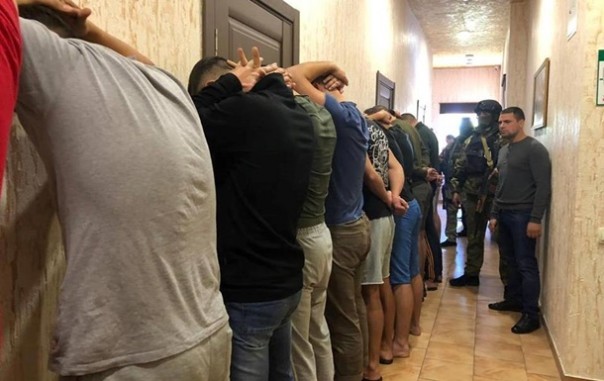 В отеле Одессы задержали 25 вооруженных людей, проверили и... "вернули домой"