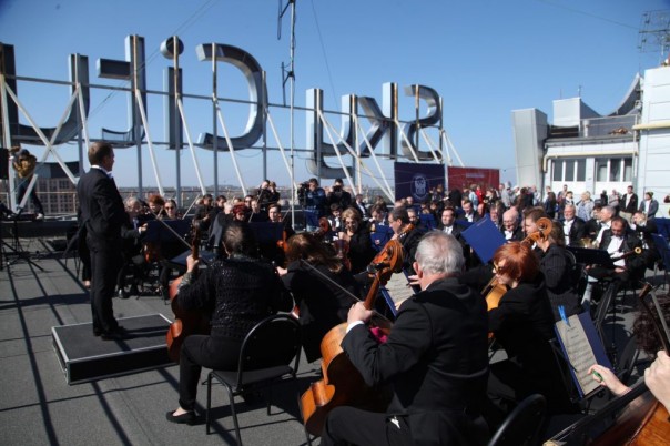 «Музыка над Донбассом». Симфонический оркестр Донецкой филармонии дал концерт на крыше небоскреба