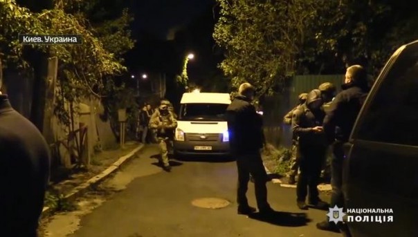 В Киеве после дерзкого налета на дом судьи грабители обстреляли полицейских и забросали их гранатами