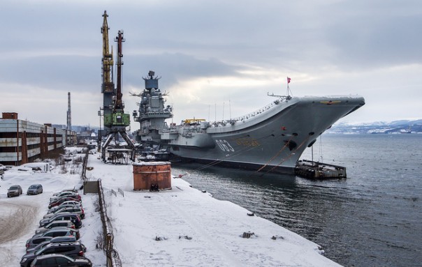 В России предлагают построить легкий авианосец-катамаран