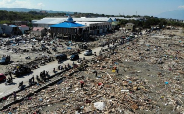 После цунами в Индонезии под завалами храма нашли тела 34 детей