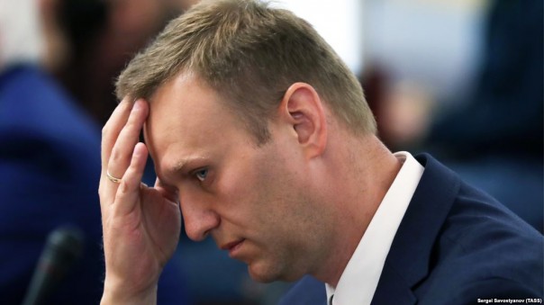 Навальный рекламирует тюремную жизнь, распевая песни в спецприемнике