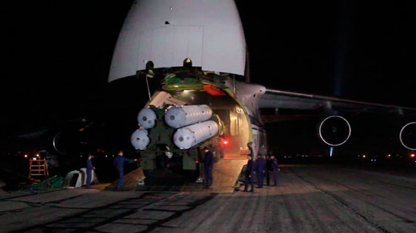 Опубликованы кадры поставки ЗРК С-300 в Сирию