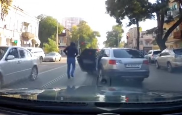 В Одессе среди бела дня из авто украли 200 тысяч гривен