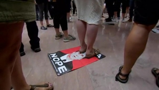 У сената США тысячи людей протестуют против кандидатуры Кавано в судьи: задержали более 300 протестующих