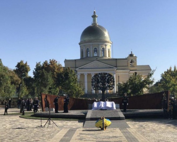 Порошенко в Болграде возложил цветы к памятнику хрюмбергам "АТЫ", переделанному из памятника ветеранам Великой Отечественной