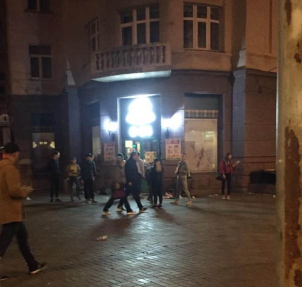 В центре Киева огромная толпа детей ограбила магазин