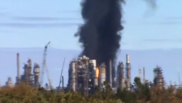 Пять человек пострадали при взрыве, который произошел на крупнейшем в Канаде НПЗ