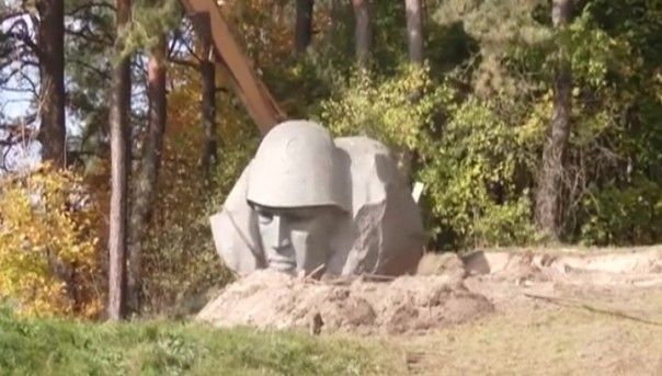 В Литве снесли памятник советскому воину–освободителю