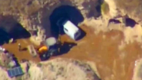 Минобороны РФ опубликовало кадры похищения террористами бочек с хлором.