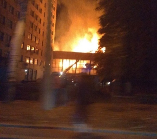 В Донецке горит здание горного техникума