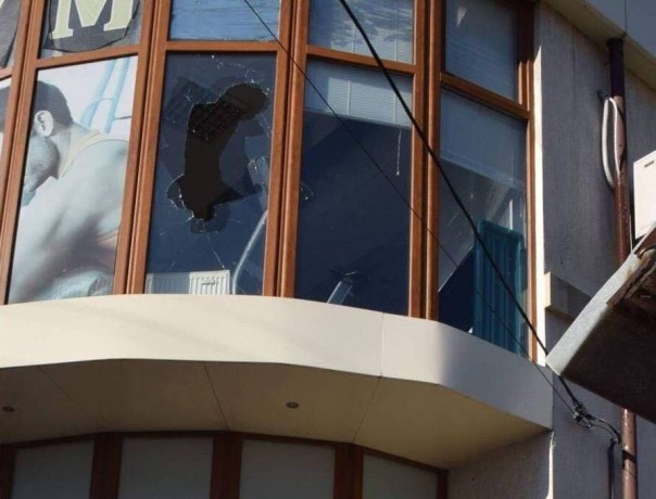 В офис Порошенко бросили «коктейль Молотова»