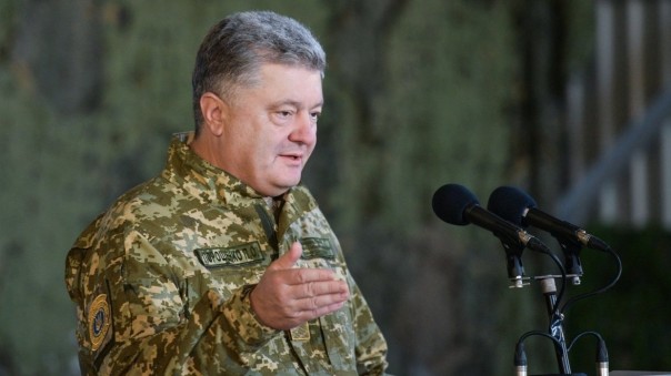 «Еще как корчит. От хохота»: россияне прокомментировали заявление Порошенко об украинских брендах, от которых «корчит» Москву
