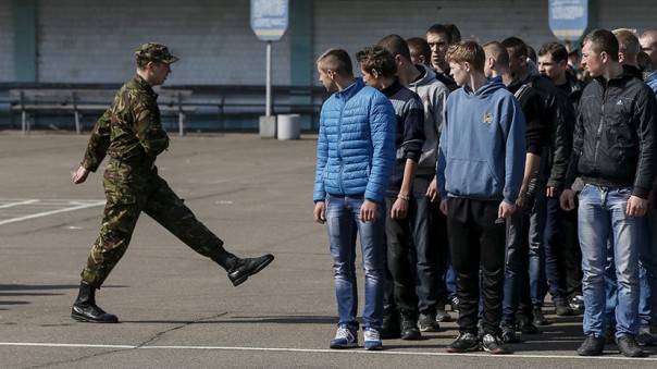 «Не ради олигархов и пиара Порошенко»: почему украинская молодёжь массово уклоняется от призыва