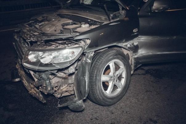 В Киеве разбилось авто на дипломатических номерах