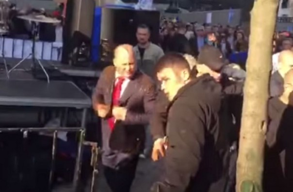 Под Кабмином двух нардепом активисты облили фекалиями