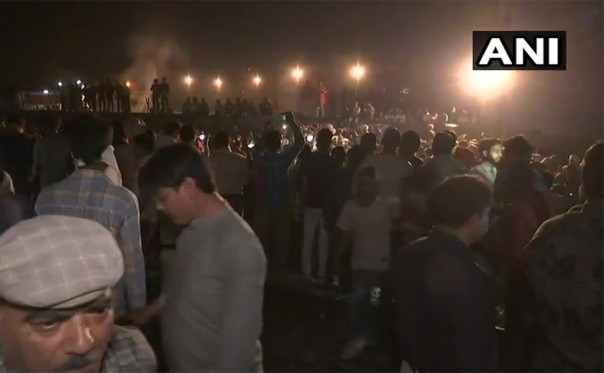 Поезд въехал в толпу во время праздника в Индии: 50 жертв