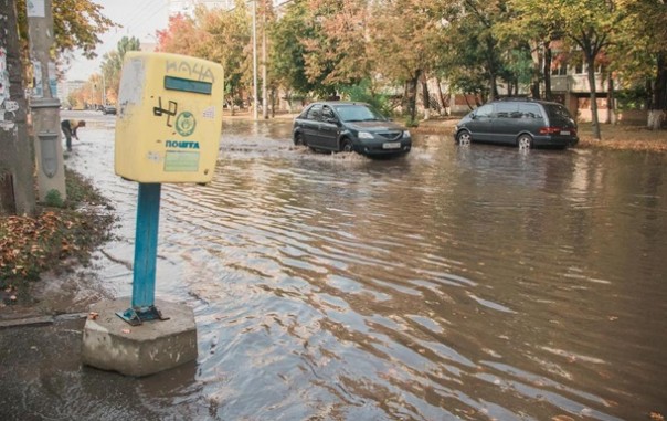 В Киеве улицу на Теремках залило кипятком