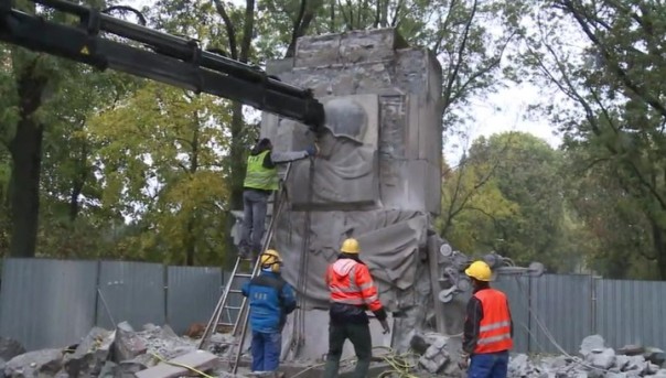 Ломать - не строить: в Варшаве окончательно демонтировали памятник советским солдатам