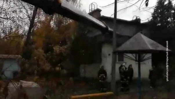 Стрела автокрана рухнула на детский сад в Нижнем Новгороде