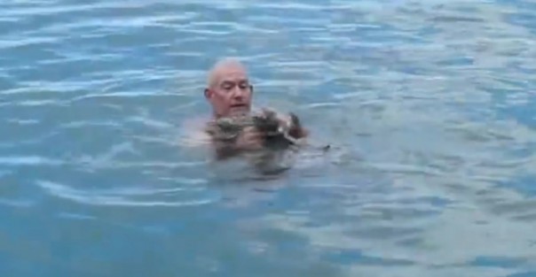 Спасительные 3 хлопка: моряк показал прием, который поможет не утонуть