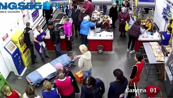 Женщина родила, не отходя от кассы магазина