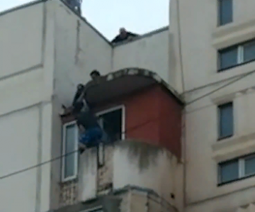 "Не дам смерти забрать любимых!": дагестанец спас из пожара жену и ребенка