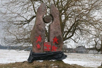 Ради уничтожения Советских памятников власти Литвы объединяются с вандалами