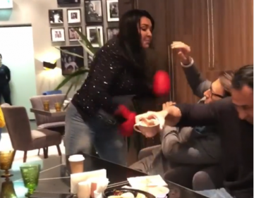 Лолита Милявская в боксерских перчатках спародировала дебош Кокорина и Мамаева