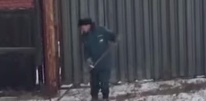 "Откровенный стёб". В МЧС отреагировали на видео, в котором спасатели косят снег