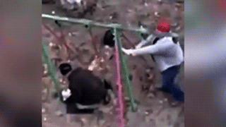 "Достал детский визг". В Брянске супруги с болгаркой уничтожили качели во дворе